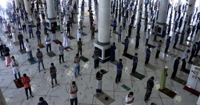 Shalat berjamaah dengan menjaga jarak