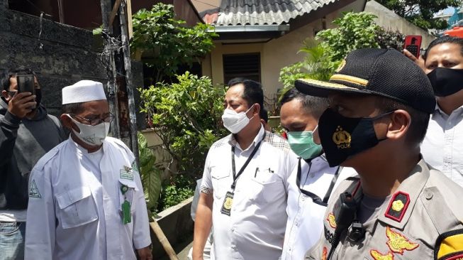 86883-penyidik-polda-sambangi-kediaman-rizieq
