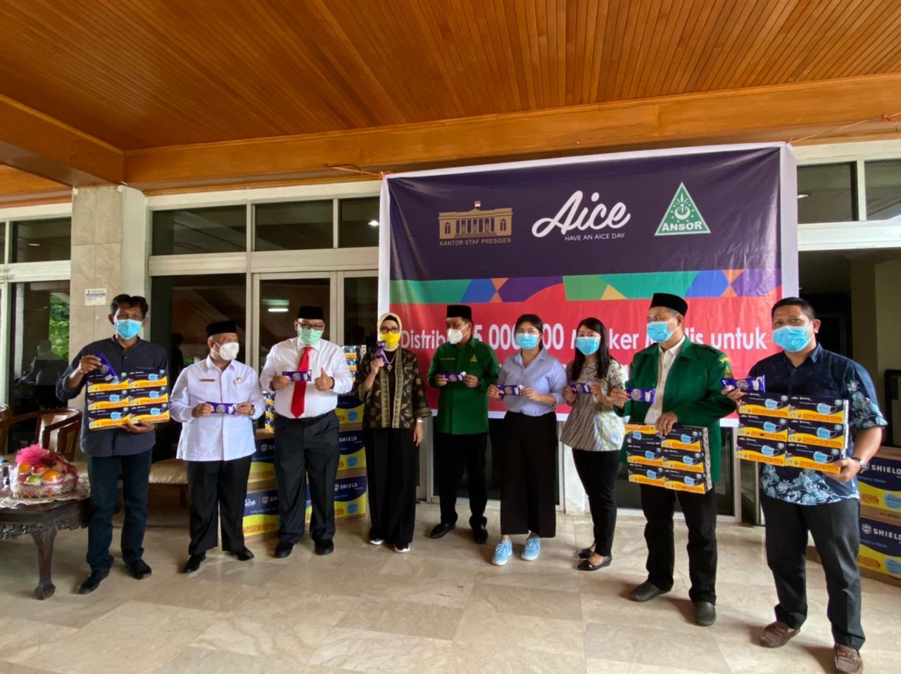 FOTO SEREMONI DISTRIBUSI MASKER MEDIS OLEH AICE GROUP DAN GP ANSOR di PROPINSI SUMATERA SELATAN