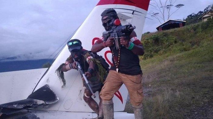 Pesawat MAF dibakar (FOTO Tribun)