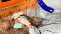 Tim medis Puskesmas Sipatana terus memantau perkembangan bayi yang dicekoki miras