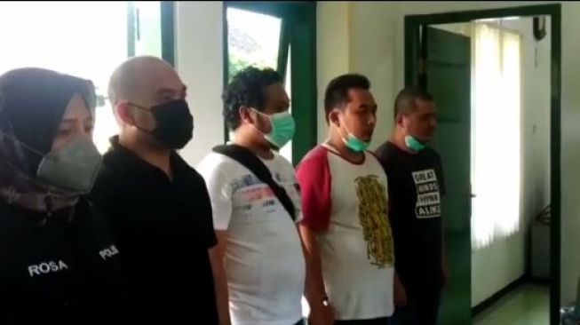 Cuplikan video aparat polisi minta maaf ke perwira TNI karena salah gerebek