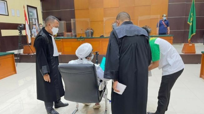 Habib Rizieq Shihab saat menjalani sidang