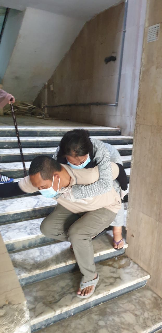 Konsul Tenaga Kerja KJRI Jeddah, Mochamad Yusuf, menggendong EYHS asal Sumbawa yang mengalami sakit bengkak di bagian kaki sehingga membuatnya tak kuat berjalan