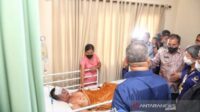 Wali Kota Makassar Moh Ramdhan Pomanto saat menjenguk Cosmas Balalembang Wali Kota Makassar Moh Ramdhan Pomanto saat menjenguk Cosmas Balalembang