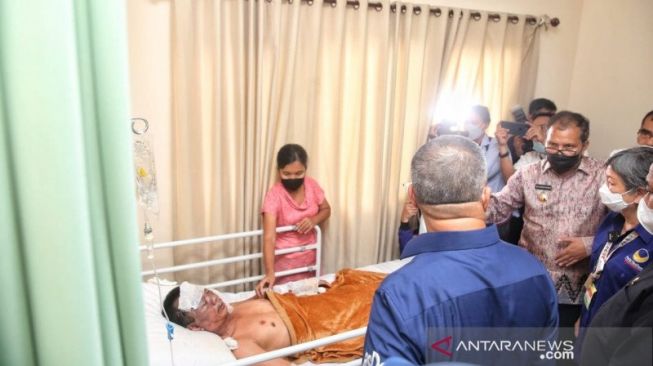 Wali Kota Makassar Moh Ramdhan Pomanto saat menjenguk Cosmas Balalembang Wali Kota Makassar Moh Ramdhan Pomanto saat menjenguk Cosmas Balalembang