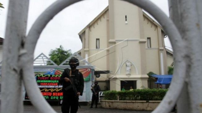 Anggota Brimob Polda Sulsel berjaga di depan Gereja Katedral Makassar, Sulawesi Selatan, Rabu