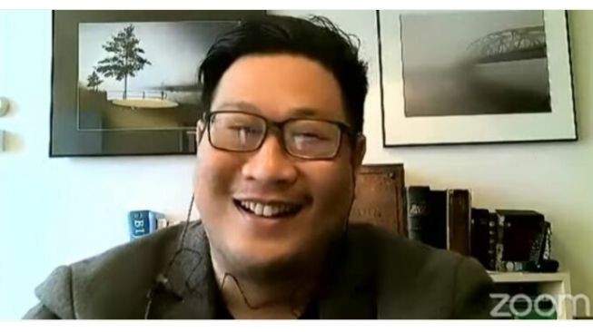 Jozeph Paul Zhang tertawa pada video terbarunya