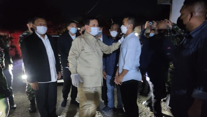 Menhan Prabowo saat mengunjungi rumah duka