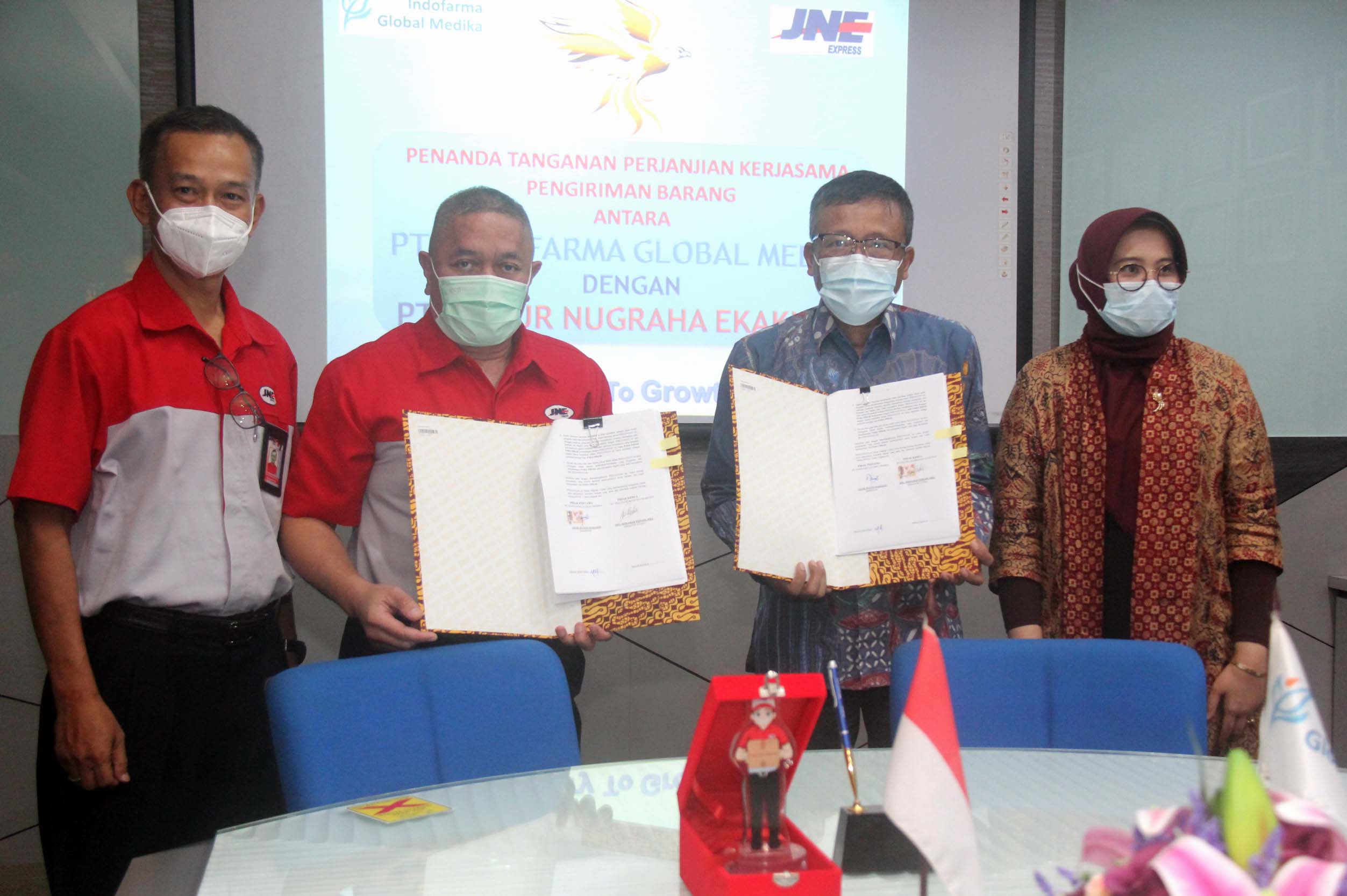 Presiden Direktur JNE M. Feriadi (kedua dari kiri) bersama Direktur Utama PT Indofarma Glonal Medika Gigik Sugiyo Raharjo seusai penandatangan MoU
