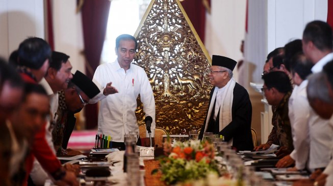 Presiden Joko Widodo (kiri) didampingi Wakil Presiden Ma'ruf Amin (kanan)
