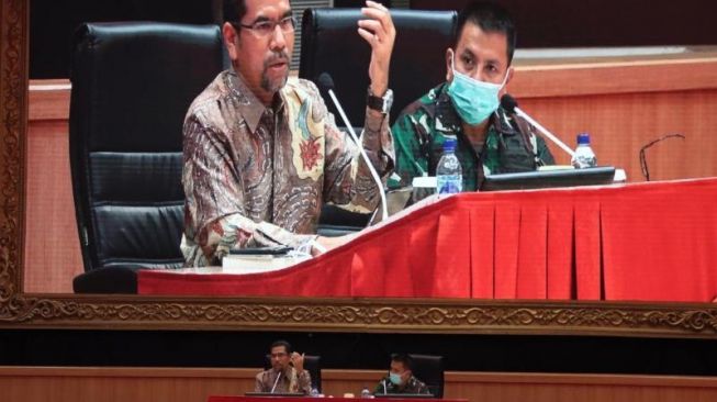 Wakil Ketua Eksternal Komnas HAM Amiruddin (kiri)