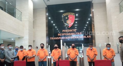 15666-bupati-nganjuk-novi-rahman-hidayat-dan-tersangka-lainnya-saat-resmi-ditahan-oleh-bareskrim-polri