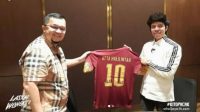 75859-momen-pertemuan-presiden-sriwijaya-fc-hendri-zainuddin-dengan-atta-halilintar-dok-sriwijaya-fc