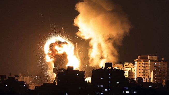 Penampakan ledakan akibat roket yang ditembakan oleh pasukan Israel ke Jalur Gaza pada Senin