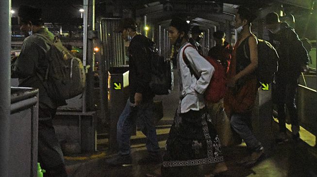 Sejumlah calon pemudik di penyeberangan Pelabuhan Merak