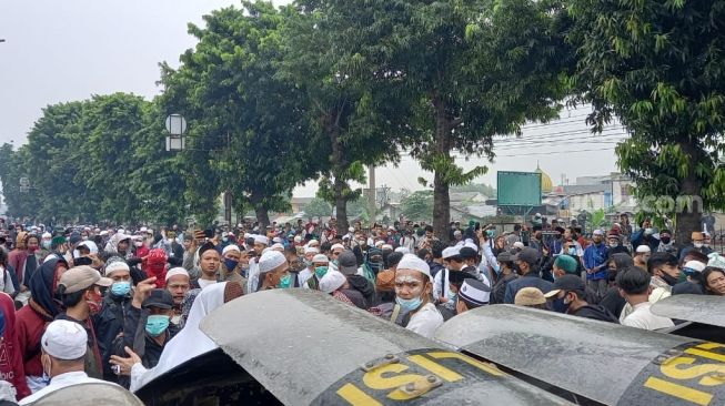 80860-massa-pendukung-habib-rizieq-menyemut-di-jalan-menuju-pn-jakarta-timur