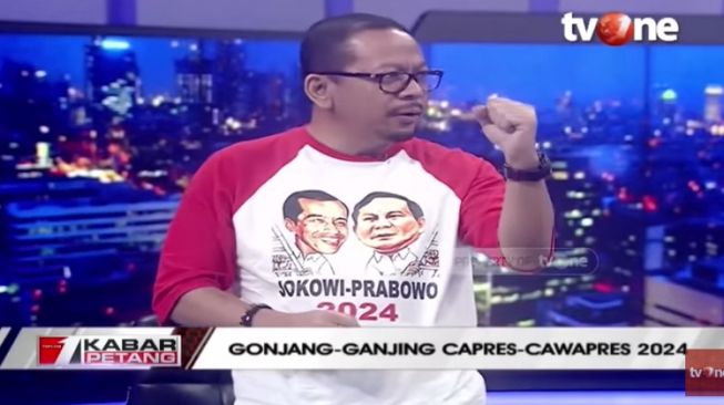 Bahas Pilpres 2024, Qodari pamer baju dukungan Jokowi-Prabowo