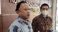 Ketua WP KPK Yudi Purnomo (batik cokelat) saat didampingi anggota Komnas HAM Choirul Anam.
