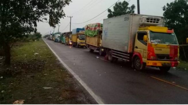 58348-antrian-kendaraan-di-pintu-masuk-dermaga-tanjung-api-api-antara