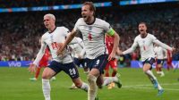 Ekspresi striker Inggris Harry Kane bersama kawan-kawannya usai membobol gawang Denmark di Stadion Wembley