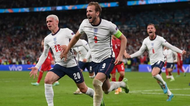 Ekspresi striker Inggris Harry Kane bersama kawan-kawannya usai membobol gawang Denmark di Stadion Wembley