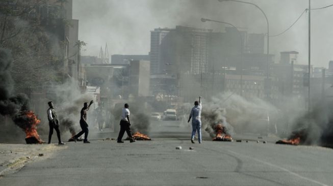 Massa demonstran di Afrika Selatan memblokade jalan dengan membakar ban