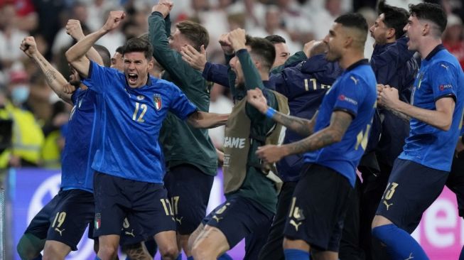 Para pemain Timnas Italia merayakan kemenangan atas Inggris di laga final Euro 2020