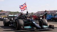 Pembalap Mercedes asal Inggris, Lewis Hamilton, merayakan kemenangannya setelah memenangkan balapan F1 GP Inggris