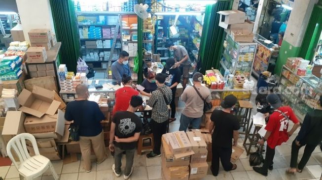 Penampakan salah satu toko obat di Pasar Pramuka, Jakarta Timur
