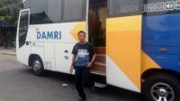 30542-penumpang-turun-dari-bus-damri