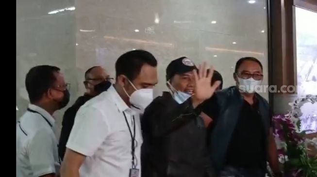 89003-muhammad-kece-melambaikan-tangan-saat-digelandang-ke-bareskrim-polri-jakarta-suaracomm-yasir