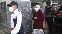 Bupati Probolinggo Puput Tantriana Sari (tengah) dan suaminya yang juga anggota DPR dari Partai NasDem Hasan Aminudin (kiri)