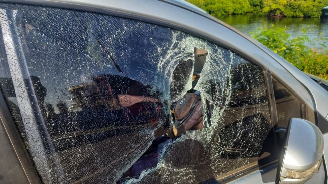 Kaca mobil Ketua AJI Jayapura dipecah