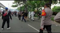polisi-bubarkan-massa-pendukung-hrs-dengan-tembakkan-gas-air-mata-zunitadetikcom_169