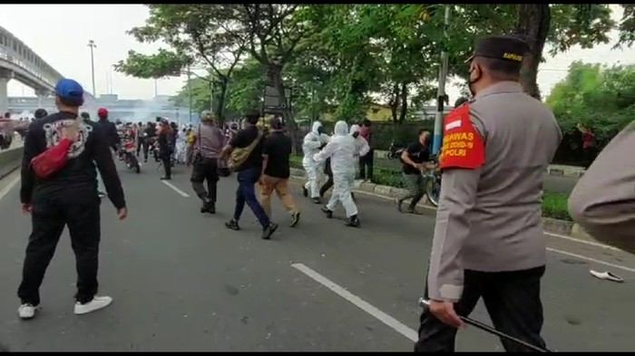 polisi-bubarkan-massa-pendukung-hrs-dengan-tembakkan-gas-air-mata-zunitadetikcom_169