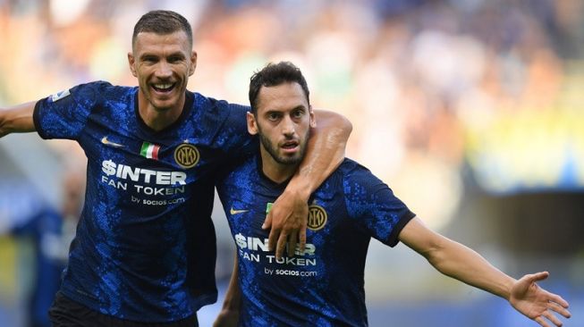 12115-edin-dzeko-hakan-calhanoglu-inter-milan
