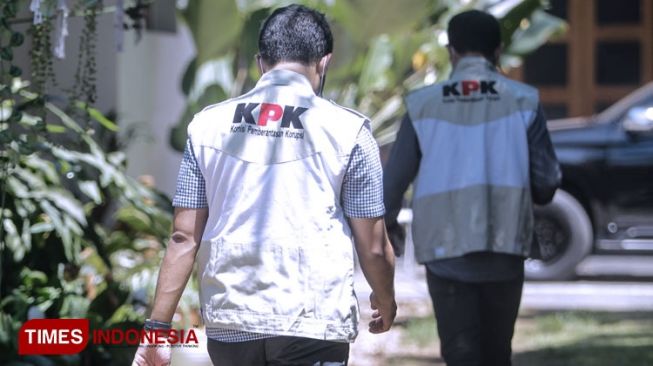 15045-petugas-kpk-di-rumah-pribadi-bupati-probolinggo-puput-tantriana-sari