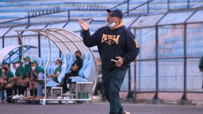 67686-pelatih-persela-iwan-setiawan