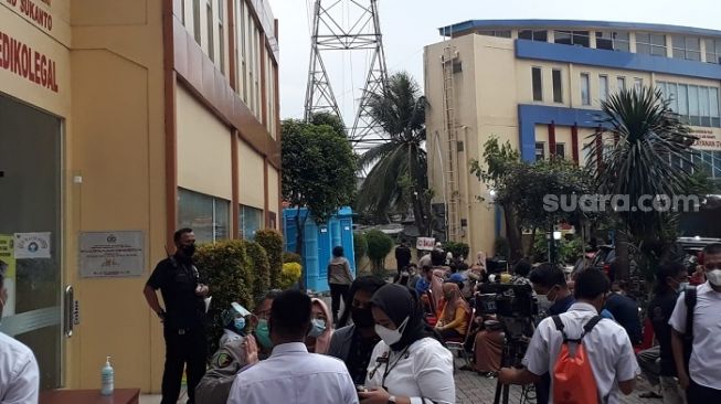 Penampakan keluarga korban kebakaran Lapas Tangerang saat mendatangi posko antemortem RS Polri
