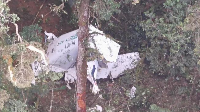 Puing pesawat kargo Rimbun Air Cargo seri Twin Otter 300 PK-OTW terlihat di Intan Jaya, Papua