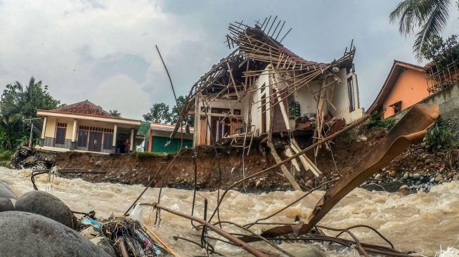 Bangunan rumah yang rusak akibat banjir bandang di Desa Kalong Sawah, Jasinga, Kabupaten Bogor, Jawa Barat,