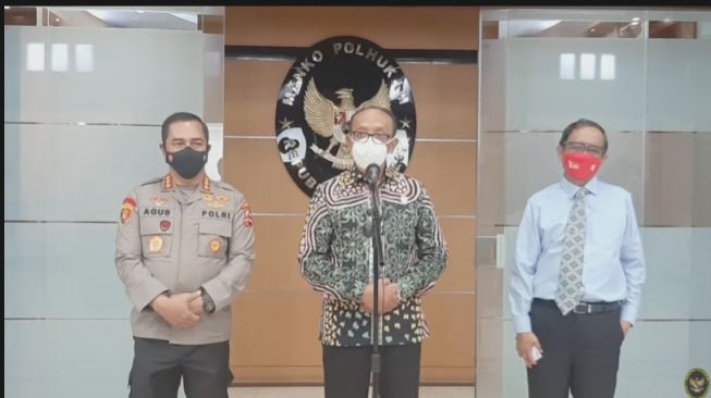 Wakil Ketua LPSK Achmadi (tengah)