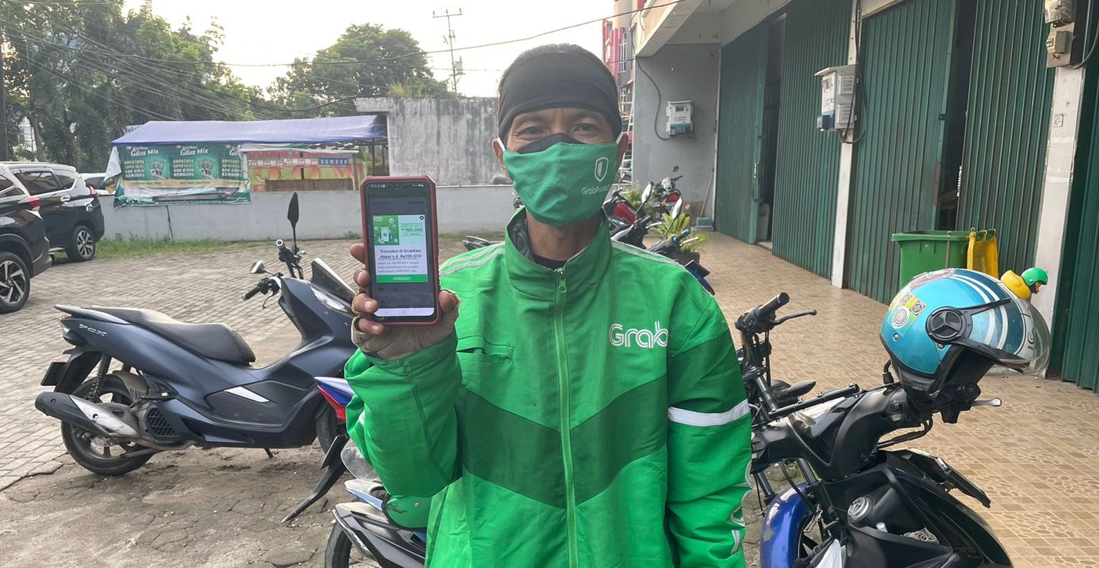Foto 2 - Setiap harinya bekerja sebagai mitra pengemudi GrabBike dan agen GrabKios, Tono Hartawan mampu meningkatkan penghasilan untuk membiayai kebutuhan keluarga