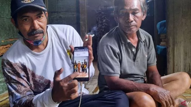 Kerabat menunjukkan foto terduga teroris sebagai pesilat berprestasi