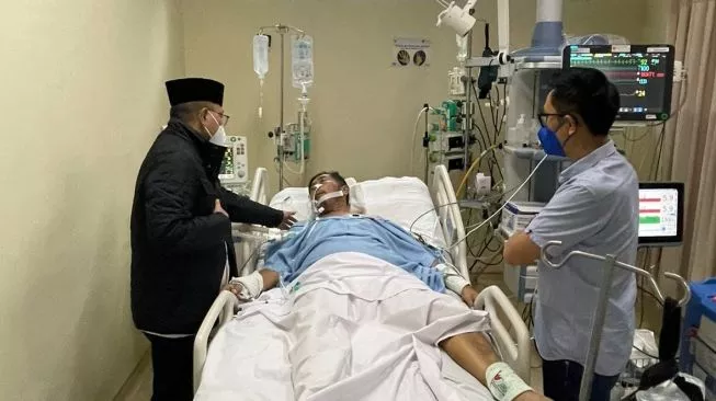 Ketua Umum PAN Zulkifli Hasan didampingi Ketua DPW PAN DKI Jakarta Eko Hendro Purnomo atau Eko Patrio saat menjenguk politikus PPP, Abraham Lunggana atau Haji Lulung