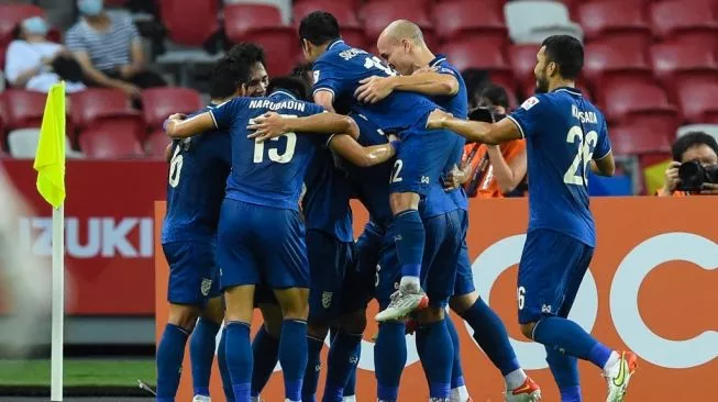 Para pemain Timnas Thailand merayakan gol ke gawang Timnas Vietnam
