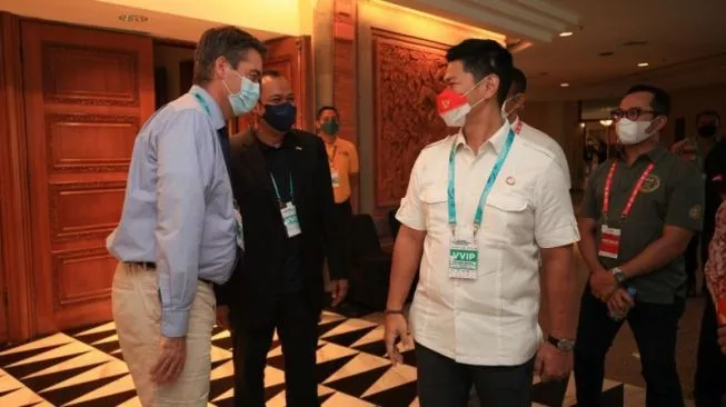 Presiden Federasi Bulutangkis Dunia (BWF), Poul-Erick Hoyer (kiri) menemui Ketua Umum Komite Olimpiade Indonesia (KOI), Raja Sapta Oktohari (kanan)
