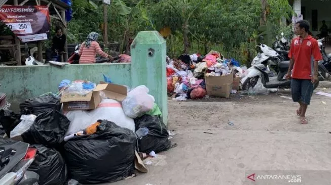 Tumpukan bantuan baju bekas tak layak pakai yang menumpuk di areal pengungsian