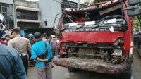 93109-truk-tronton-penyebab-kecelakaan-beruntun-di-muara-rapak-istimewa (1)